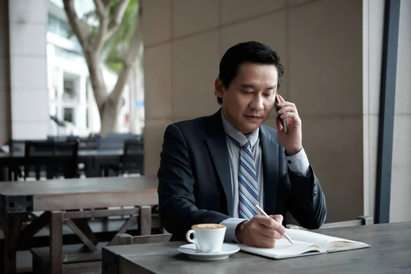 Ώριμες Επιχειρηματία Έλεγχος Planner Όταν Κάνει Ραντεβού Στο Τηλέφωνο — Φωτογραφία Αρχείου