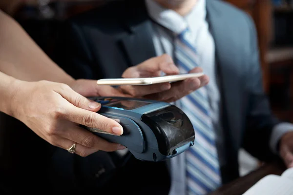 Cliente Che Effettua Pagamento Senza Contatto Tazza Caffè Nel Ristorante — Foto Stock