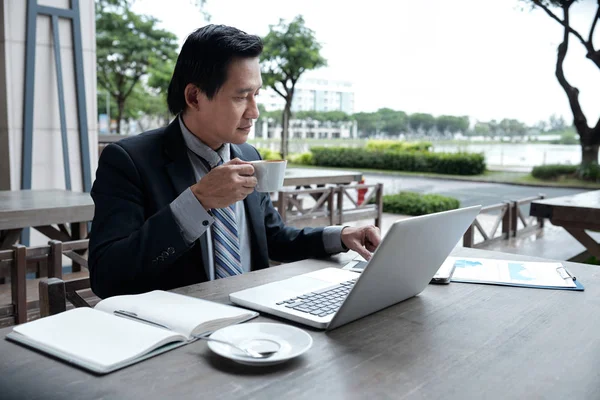 Mogen Vietnamesiska Affärsman Med Kaffe Och Arbeta Med Papper Utomhus — Stockfoto