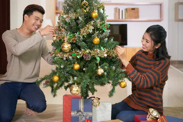 Feliz Joven Pareja Vietnamita Decorando Árbol Navidad —  Fotos de Stock