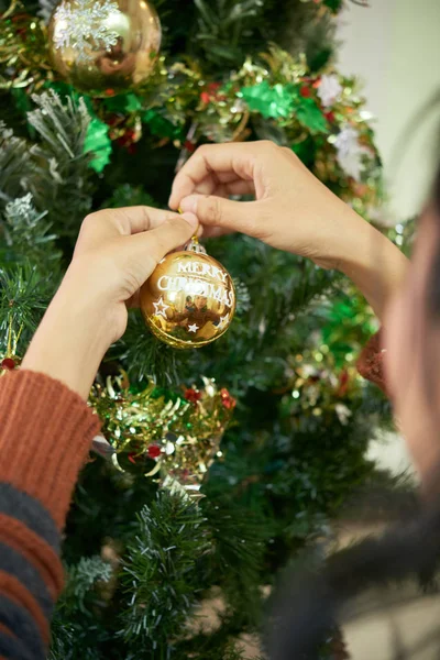 Χέρια Της Γυναίκας Που Διακοσμεί Χριστουγεννιάτικο Δέντρο Στολίδια — Φωτογραφία Αρχείου
