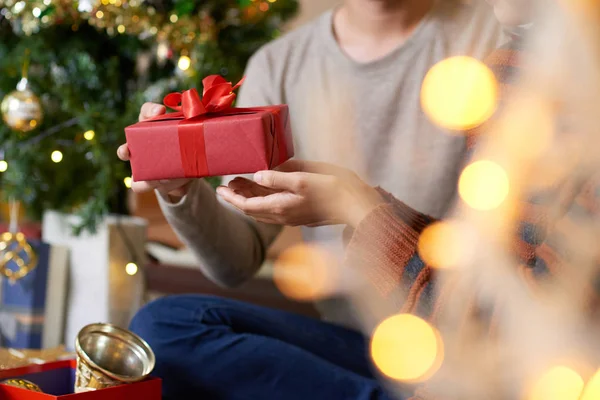 Хлопець Дарує Подарунок Дівчині Напередодні Різдва Обрізаний Образ — стокове фото