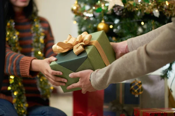 Mãos Casal Trocando Presentes Véspera Natal — Fotografia de Stock