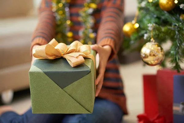 Vrouw Geeft Grote Groene Luxe Geschenketui Voor Kerstmis — Stockfoto