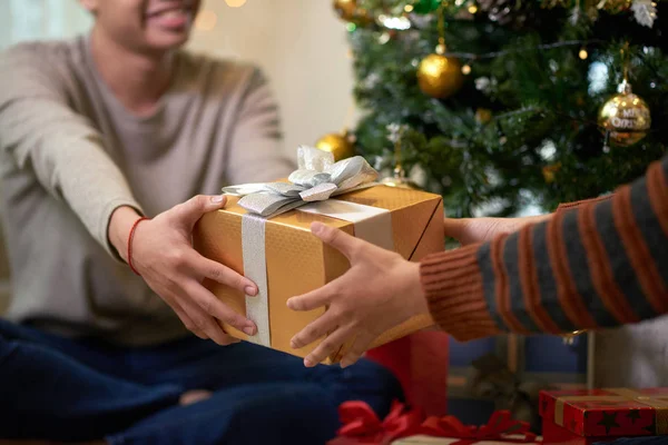 Imagem Recortada Casal Trocando Presentes Celebrando Natal Juntos — Fotografia de Stock