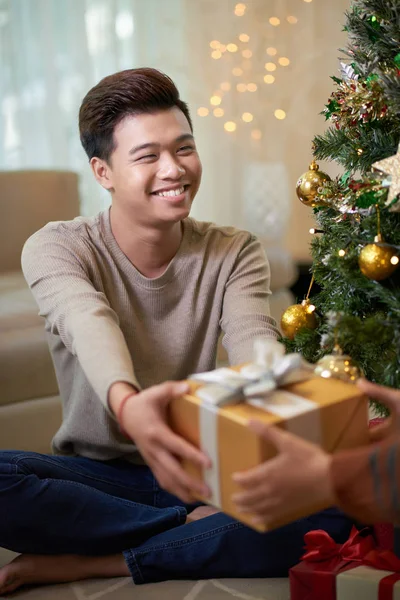 Jovem Bonito Feliz Recebendo Presente Natal Namorada — Fotografia de Stock