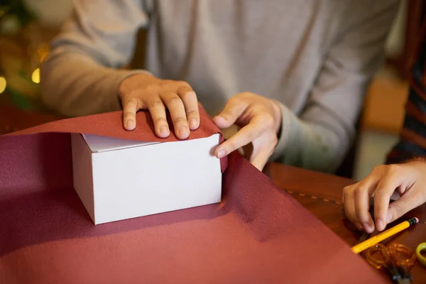 Händerna Person Inslagning Julklapp Som Rött Papper — Stockfoto