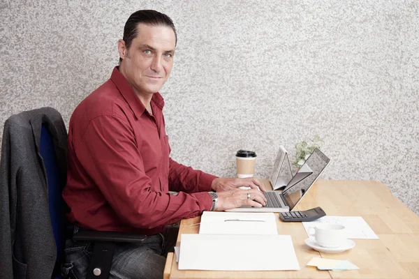 Portret Przystojny Dojrzałe Manager Pisania Laptopa Miejscu Jego Pracy Biurze — Zdjęcie stockowe