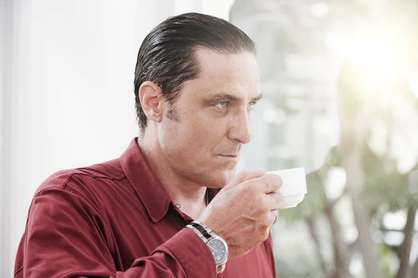 Bello Uomo Maturo Che Beve Caffè Guarda Finestra — Foto Stock