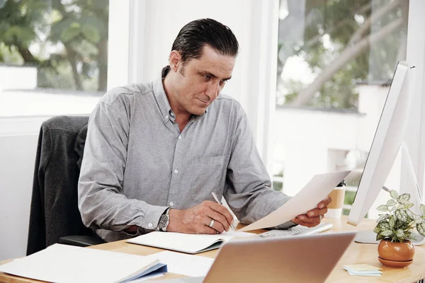 Entrepreneur Writing Notes Sitting His Desk Serious Man Making Business — Stock Photo, Image