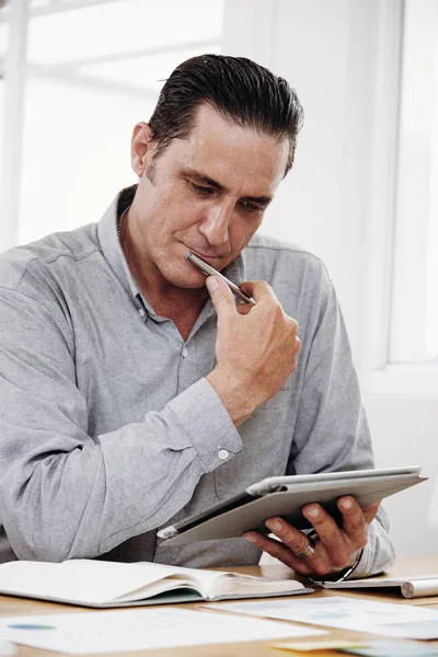 Hombre Negocios Concentrado Pensando Tarea Mirando Panel Táctil Lugar Trabajo —  Fotos de Stock