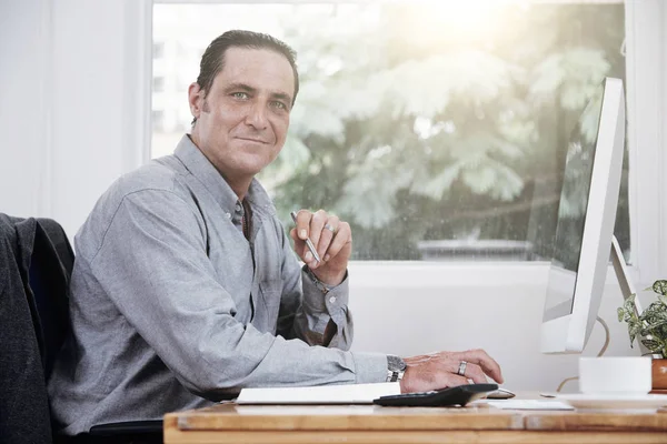 Портрет Зрелого Бизнесмена Сидящего Перед Большим Компьютерным Экраном Современном Офисе — стоковое фото