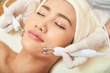 Microcurrent yordam spa salonda zevk çekici genç kadın