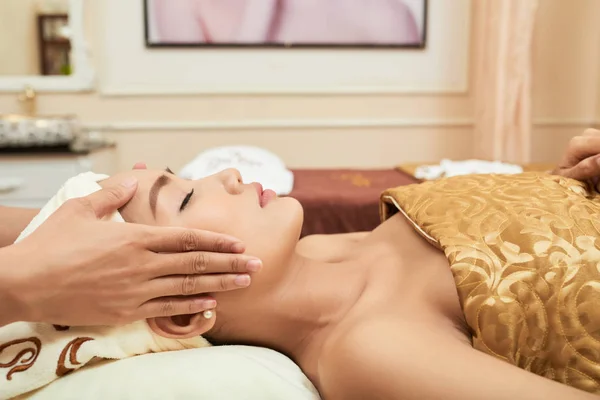 Mooie Jonge Vrouw Krijgen Gezicht Massage Spa Salon — Stockfoto