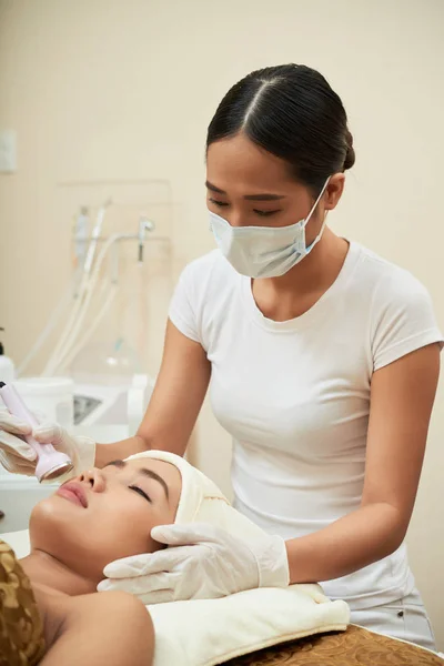 Professionelle Kosmetikerin Mit Geräten Zur Verjüngung — Stockfoto