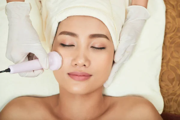 Jeune Femme Asiatique Jouissant Faciale Dans Salon Beauté — Photo