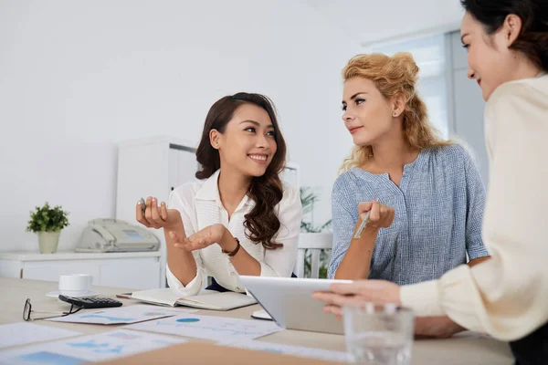 Dirigenti Aziendali Razza Mista Che Discutono Lavoro Alla Riunione Quotidiana — Foto Stock