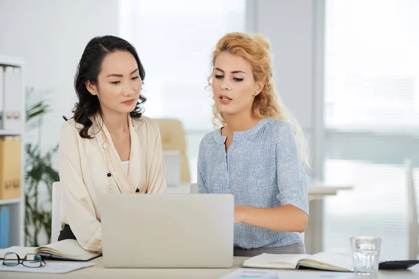 Belas Jovens Empresárias Discutindo Informações Tela Laptop — Fotografia de Stock