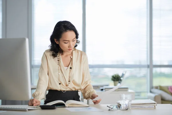 Wanita Bisnis Muda Cina Membaca Dokumen Mejanya — Stok Foto
