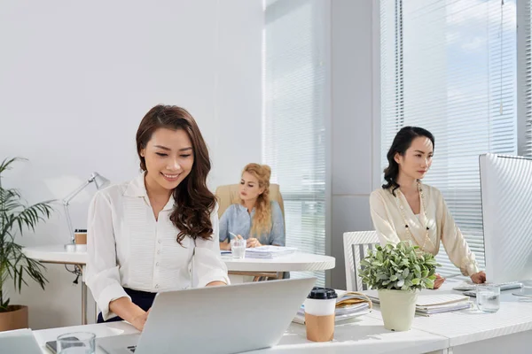 Hübsche Frauen Mit Gemischter Rasse Arbeiten Modernen Büros — Stockfoto