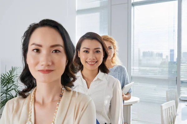 Schöne Vietnamesische Geschäftsfrau Die Mit Ihren Mitarbeiterinnen Einer Reihe Steht — Stockfoto