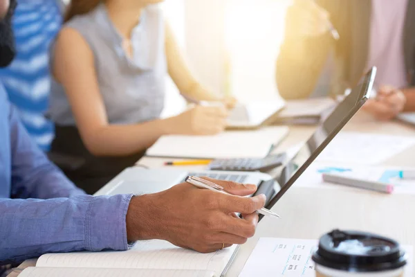 Zbliżenie Biznesmeni Siedząc Swoim Miejscu Pracy Używasz Laptopa Pracy Kolegami — Zdjęcie stockowe