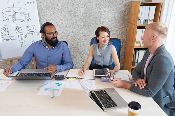 Geschäftsleute Die Planen Arbeiten Während Eines Meetings Zusammen Sie Nutzen — Stockfoto
