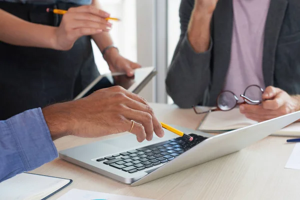 Close Empresário Apontando Para Laptop Discutindo Alguns Fatos Com Seus — Fotografia de Stock