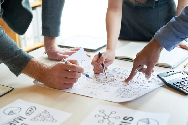 Close Van Mannelijke Vrouwelijke Handen Wijzend Naar Financieel Verslag Met — Stockfoto