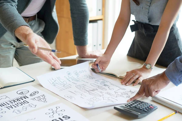 Geschäftsleute Stehen Tisch Und Diskutieren Geschäftsdiagramme — Stockfoto