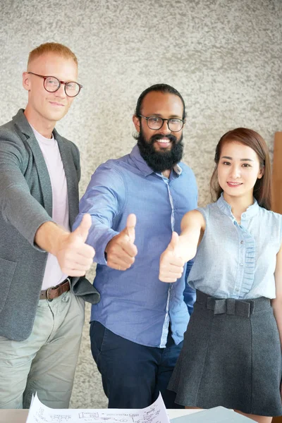 Porträt Eines Erfolgreichen Multiethnischen Geschäftsteams Das Büro Steht Und Daumen — Stockfoto