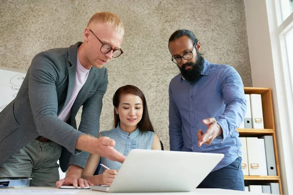 Twee Zakenlieden Tonen Bespreken Van Presentatie Laptop Met Hun Manager — Stockfoto