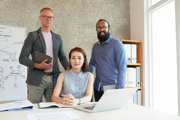 Retrato Una Joven Empresaria Asiática Sentada Lugar Trabajo Con Dos — Foto de Stock