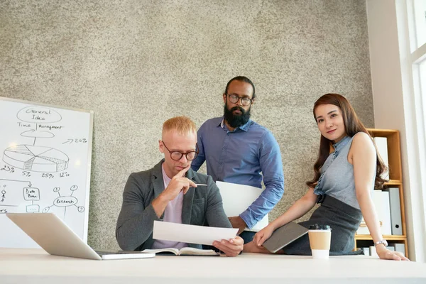 Les Partenaires Commerciaux Planifiant Travailler Ensemble Table Salle Conseil — Photo