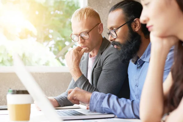 Geconcentreerde Zakenmensen Kijken Laptop Kijken Naar Online Presentatie — Stockfoto