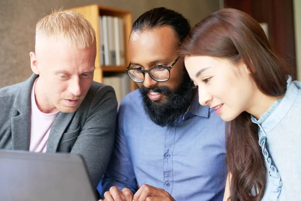 Colegas Multiétnicos Sentados Frente Computadora Viendo Entrenamiento Línea Juntos — Foto de Stock