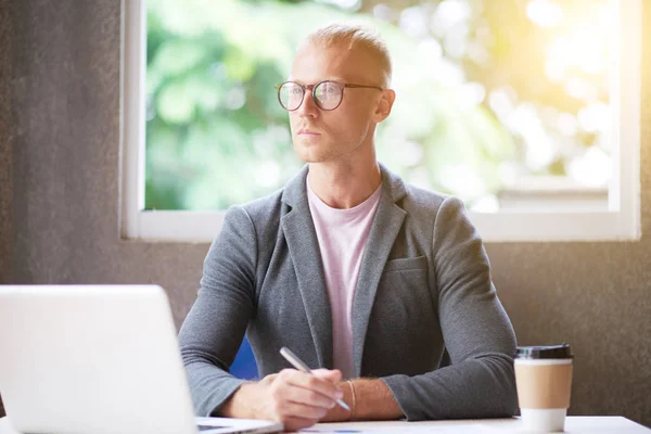 Ernsthafter Junger Manager Mit Brille Sitzt Seinem Arbeitsplatz Und Arbeitet — Stockfoto