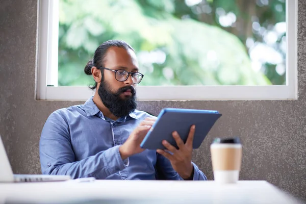 Junger Geschäftsmann Konzentrierte Sich Auf Seine Arbeit Saß Tisch Und — Stockfoto