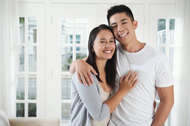Mutlu genç karma yarış çift ayakta yeni evlerinde