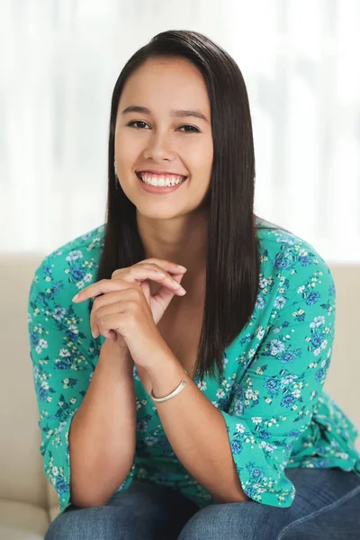 Portrait Jolie Jeune Femme Métissée Avec Beau Sourire — Photo