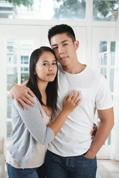 Young Man Woman Casual Clothes Hugging Looking Camera — Stock Photo, Image