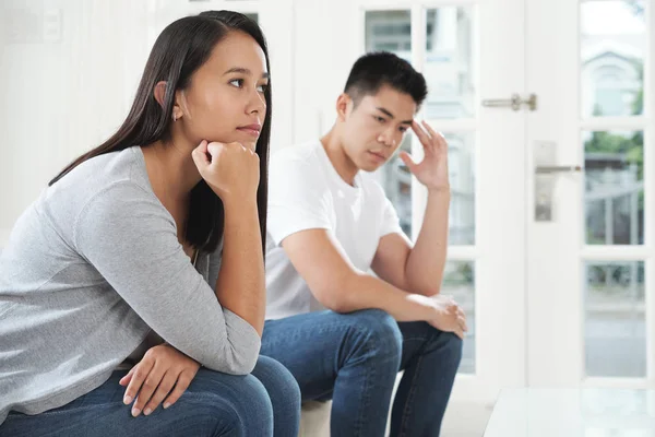 Nadenkend Ongelukkige Jonge Paar Ruzie Serieus Gesprek — Stockfoto