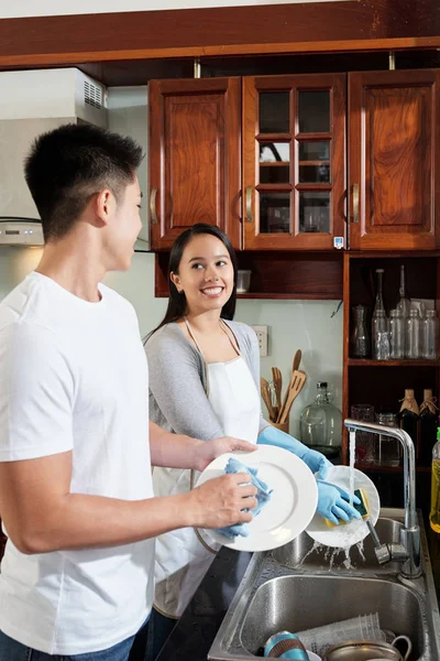 Gemengd Ras Paar Platen Wassen Het Diner Thuis — Stockfoto