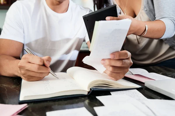 Paar Controle Van Rekeningen Berekening Van Maandelijkse Kosten — Stockfoto