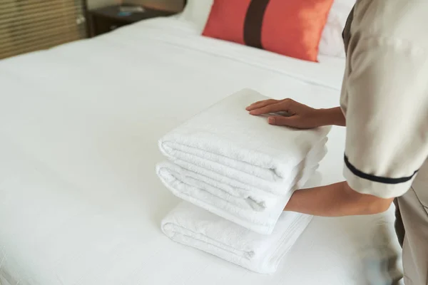 Beyaz Temiz Havlu Yığını Otel Odasında Yatağın Üstüne Koyarak Kadın — Stok fotoğraf