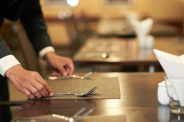 Crop Elegante Hotel Garçom Organizar Talheres Guardanapo Mesa Restaurante — Fotografia de Stock