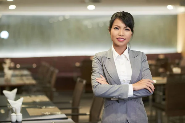 Lächelnde Elegante Asiatin Anzug Die Als Hostess Hotelrestaurant Arbeitet Und — Stockfoto