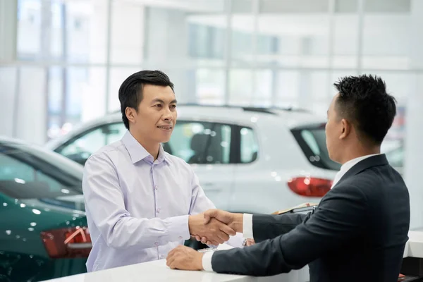 Satıcı Müşteri Araba Showroom Tokalaşırken Gülümseyen — Stok fotoğraf