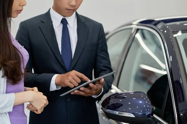 Vrouwelijke Klant Vragen Verkoper Vertellen Meer Details Auto — Stockfoto