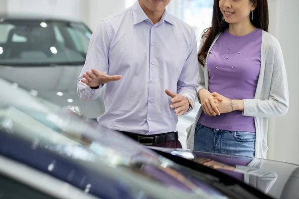 Marido Dizendo Todas Vantagens Carro Que Ele Vai Comprar — Fotografia de Stock